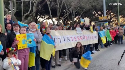 Exige-se o fim da invasão da Ucrânia diante da embaixada da Rússia em Lisboa