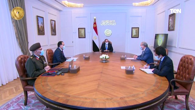 الرئيس يجتمع برئيس الوزراء ووزير التموين ورئيس الهيئة الهندسية للقوات المسلحة