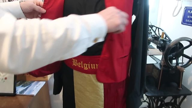 Pour la fête nationale ou les victoires des Diables, René a son ensemble-kilt noir-jaune-rouge
