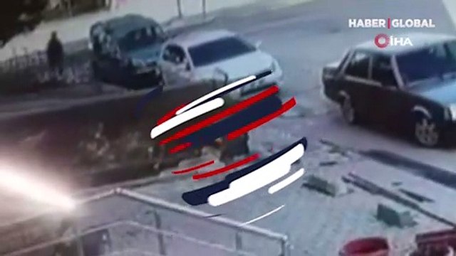 İstanbul'da korku dolu anlar! Sürücüsünün tamir etmeye çalıştığı araç alev alev yandı