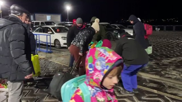 Сотни украинских беженцев направляются на пароме в Румынию
