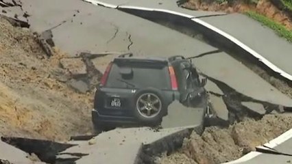 Kereta jatuh gaung akibat jalan runtuh, warga emas cedera