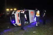 Son dakika haberleri | Vakaya giden ambulans virajı alamayınca yan yattı