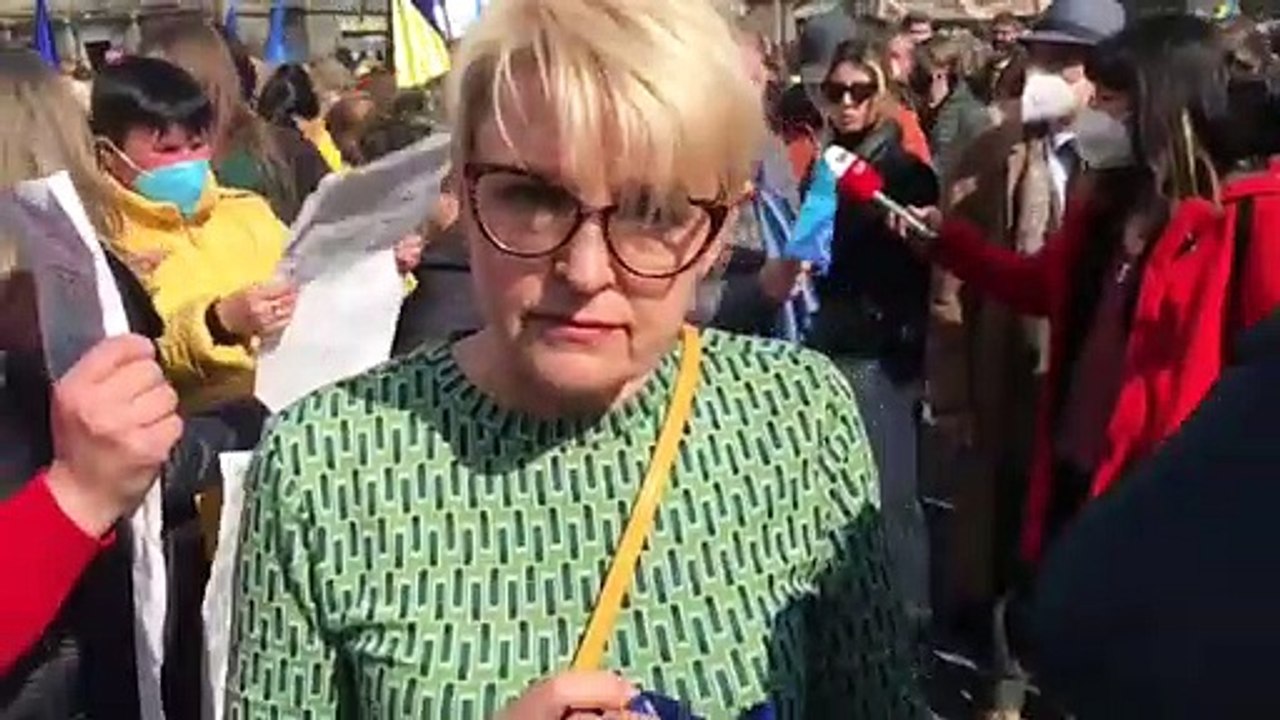 Napoli, ucraini in piazza Dante per la pace: "I nostri figli combattono e ci dicono di essere forti"