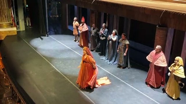Napoli, Russia e Ucraina si abbracciano sul palco del Teatro San Carlo, il pubblico grida pace