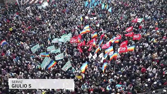Firenze, settemila in piazza. La testimonianza: Stanno uccidendo i nostri bambini