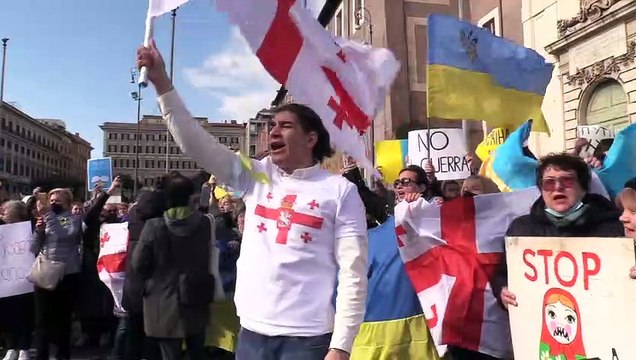 Roma, l'urlo della comunità ucraina al corteo contro la guerra: Putin assassino