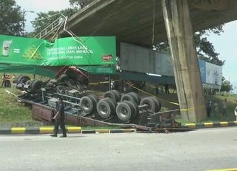 Nak beri laluan, treler jatuh jambatan