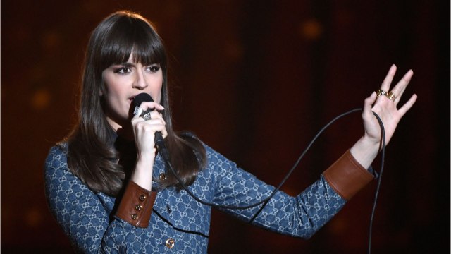 VOICI : Clara Luciani : ce photobomb avec deux célébrités internationales qui amuse les internautes