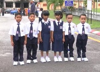 Tiga pasang kembar seiras jadi tumpuan hari pertama sekolah
