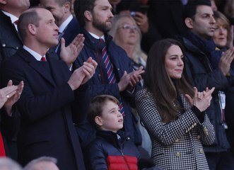 Los duques de Cambridge y el príncipe George disfrutan de un partido de Rugby