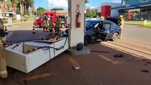 Motorista se envolve em acidente, perde o controle do carro e destrói bomba de posto
