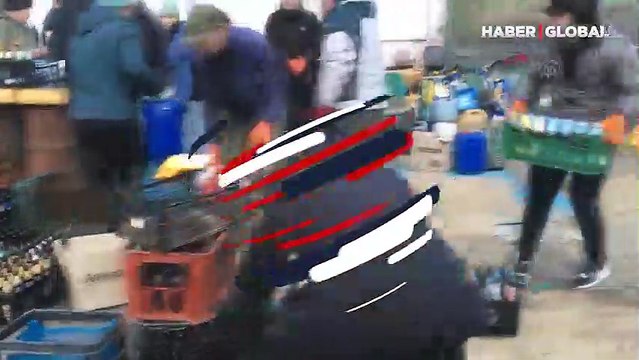 Ukraynalı siviller molotof kokteyli hazırlıyor