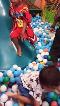 Mas Kenzie Bermain Perosotan, Mandi Bola dan Keseruan lainnya di Mr. Games
