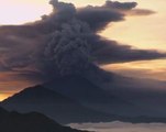 Timelapse video shows Bali volcano spewing ash