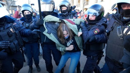 Russian protests against Ukraine invasion continue despite risk of arrest