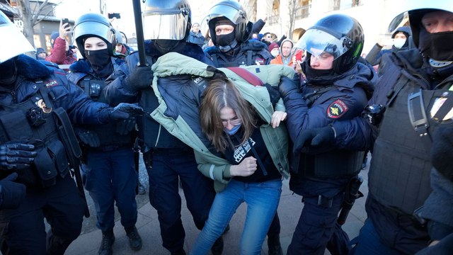 Russian protests against Ukraine invasion continue despite risk of arrest