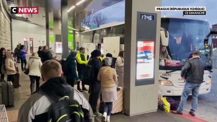 Des Ukrainiens habitant en Pologne reviennent à Kiev