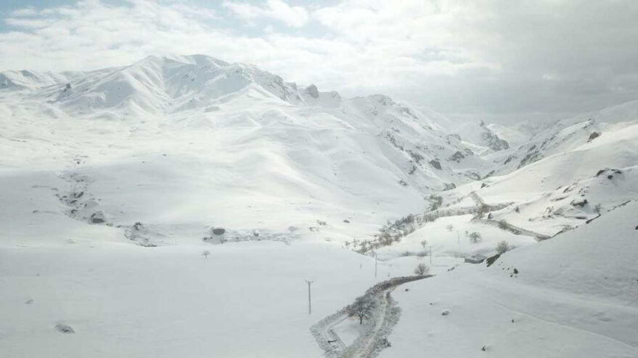 Kar kalınlığı 5 metreyi buldu, çalışmalar sürüyor