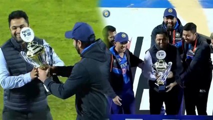 ಏನಿದು!!ಟ್ರೋಫಿಯನ್ನು ಟೀಂಗೆ ಕೊಡದೆ ರೋಹಿತ್ ಹಿಂಗ್ಯಾಕ್ ಮಾಡಿದ್ರು | Oneindia Kannada