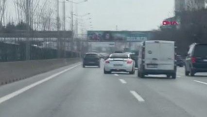 Kadıköy'de D-100'de makas atan otomobil sürücüsü kamerada