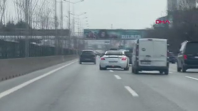 Kadıköy'de D-100'de makas atan otomobil sürücüsü kamerada