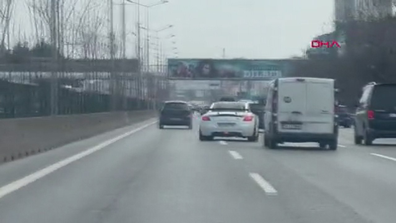 Kadıköy'de D-100'de makas atan otomobil sürücüsü kamerada