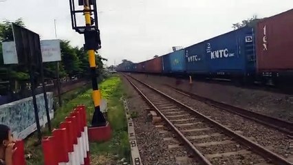 kesibukan kereta peti kemas dalam perlintasan jakarta