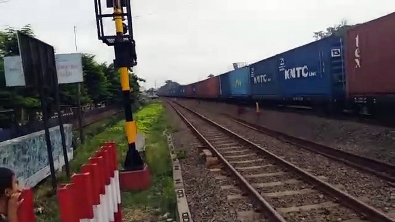 kesibukan kereta peti kemas dalam perlintasan jakarta
