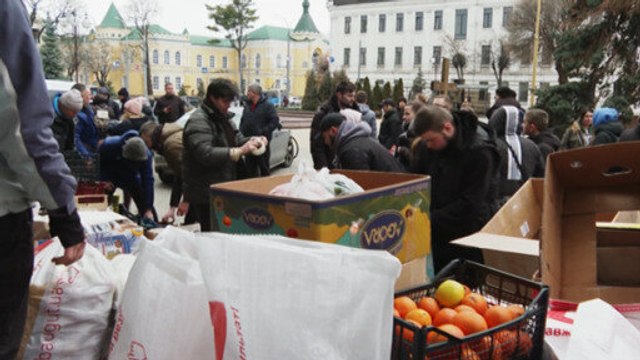 Ukrainians organize aid for both refugees and soldiers
