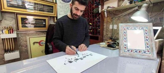 Dünya'daki kullanılmayan 20 ayrı alfabeyle yazı yazıp turistlere satıyor