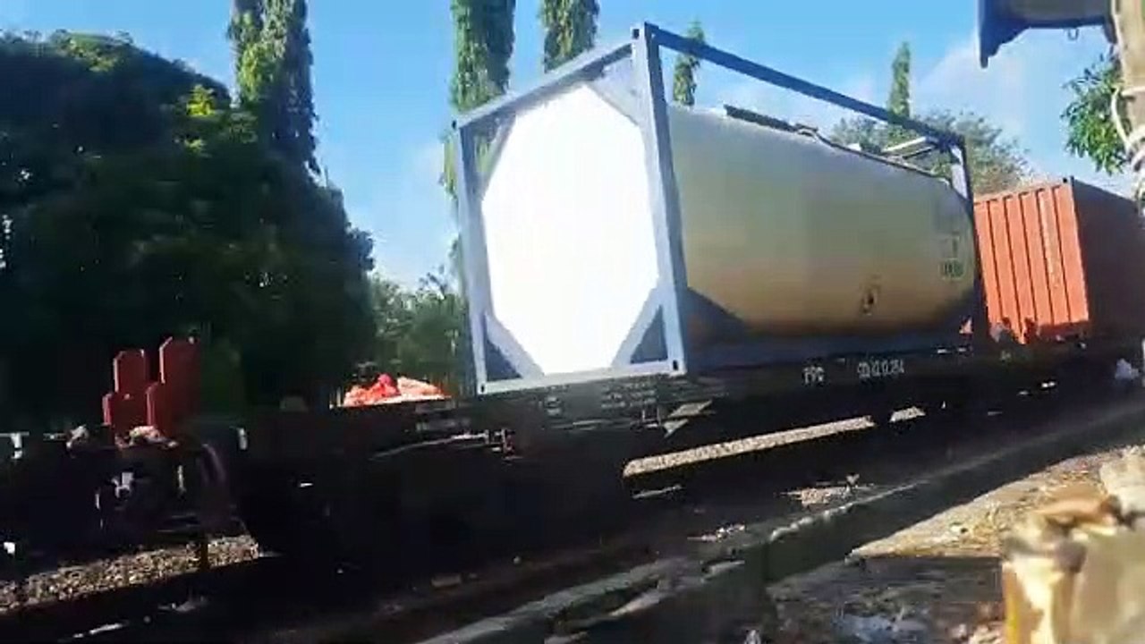 kereta peti kemas arah tanjung priuk jakarta