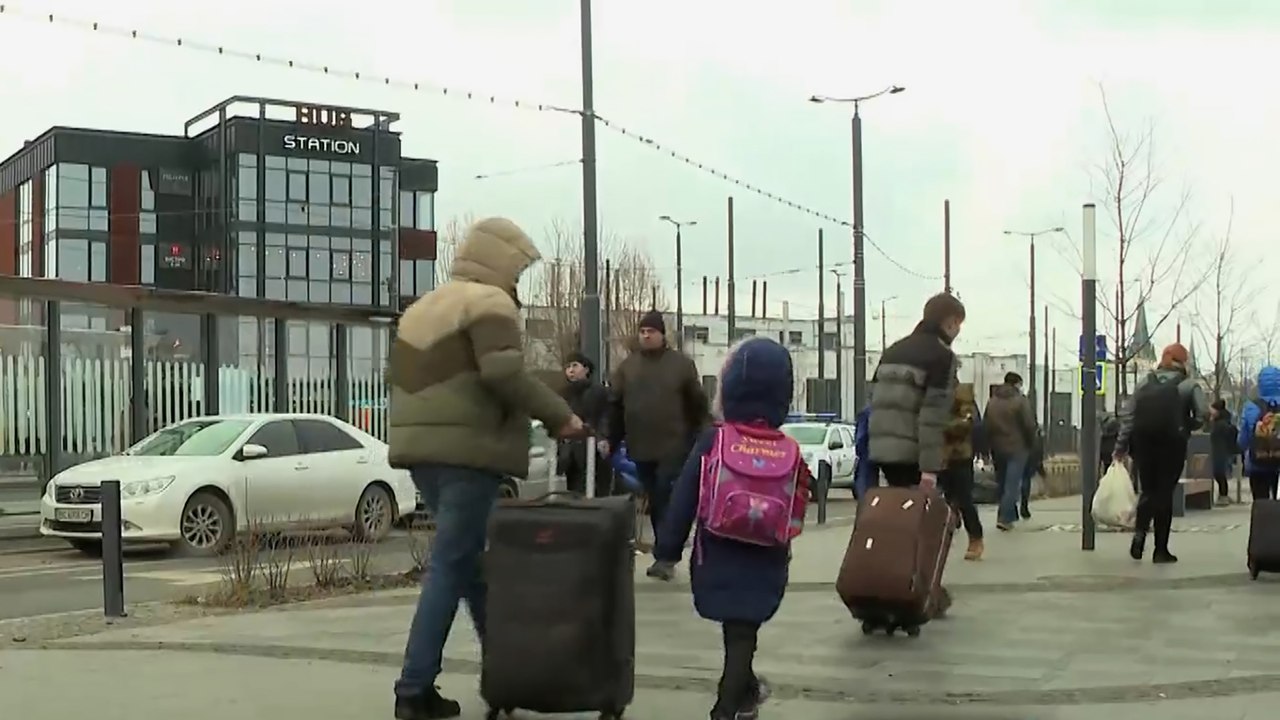 توافد النازحين الأوكرانيين على مدينة لفيف للعبور إلى بولندا