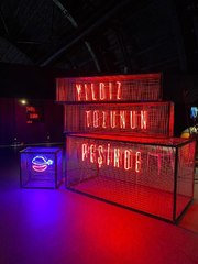 BU SERGİ ZİYARETÇİLERİNİ AY'A DA GÖTÜRÜYOR, KUZEY IŞIKLARI'NA DA