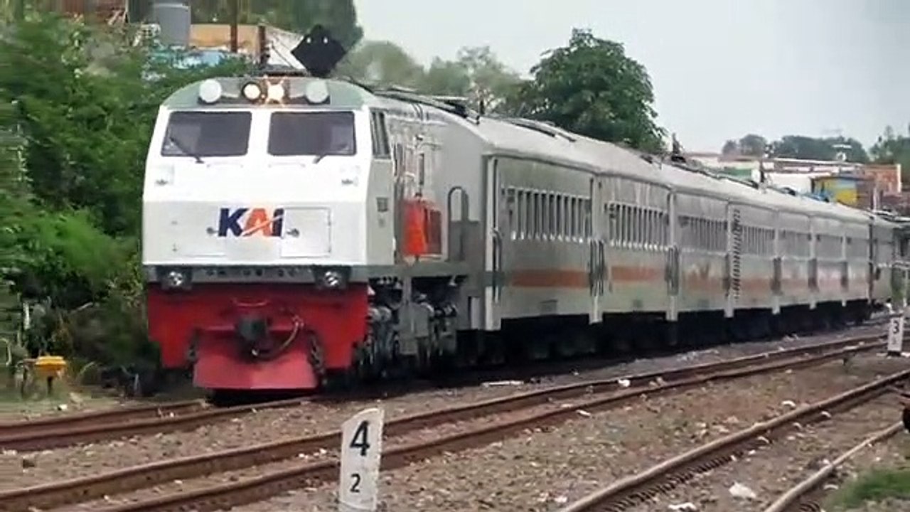kereta api penumpang jarak jauh antar provinsi di  indonesia