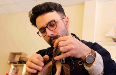 Bu iş için mühendisliği bıraktı, şimdilerde sanatını derilere işliyor