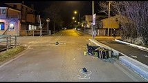 Schianto fra uno scooter e un'auto: grave un ragazzo di 21 anni, operato nella notte