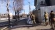 Forças ucranianas e civis armados lutam para defender Kharkiv