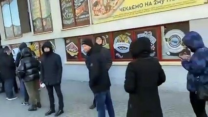 KİEV'DE MARKETLER ÖNÜNDE UZUN KUYRUKLAR OLUŞTU