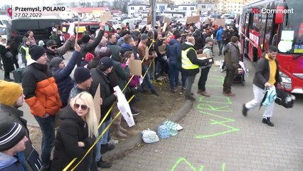 Ucranianos atravessam as fronteiras para fugir da guerra