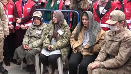 Annesi ve ablası kamuflajını giydi... Hataylı şehit son yolculuğuna uğurlandı