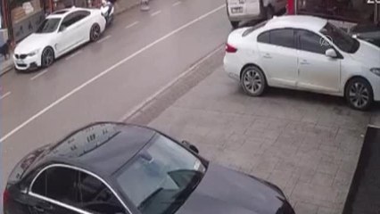 Kucağında kardeşiyle yürüyen genç kıza köpek saldırdı