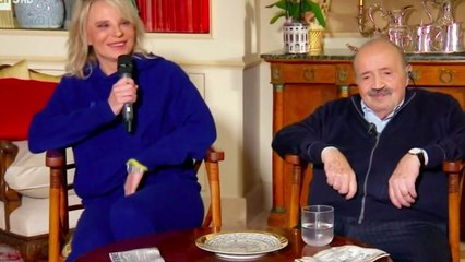 Maurizio Costanzo in tv con Maria De Filippi il pubblico nota subito il problema