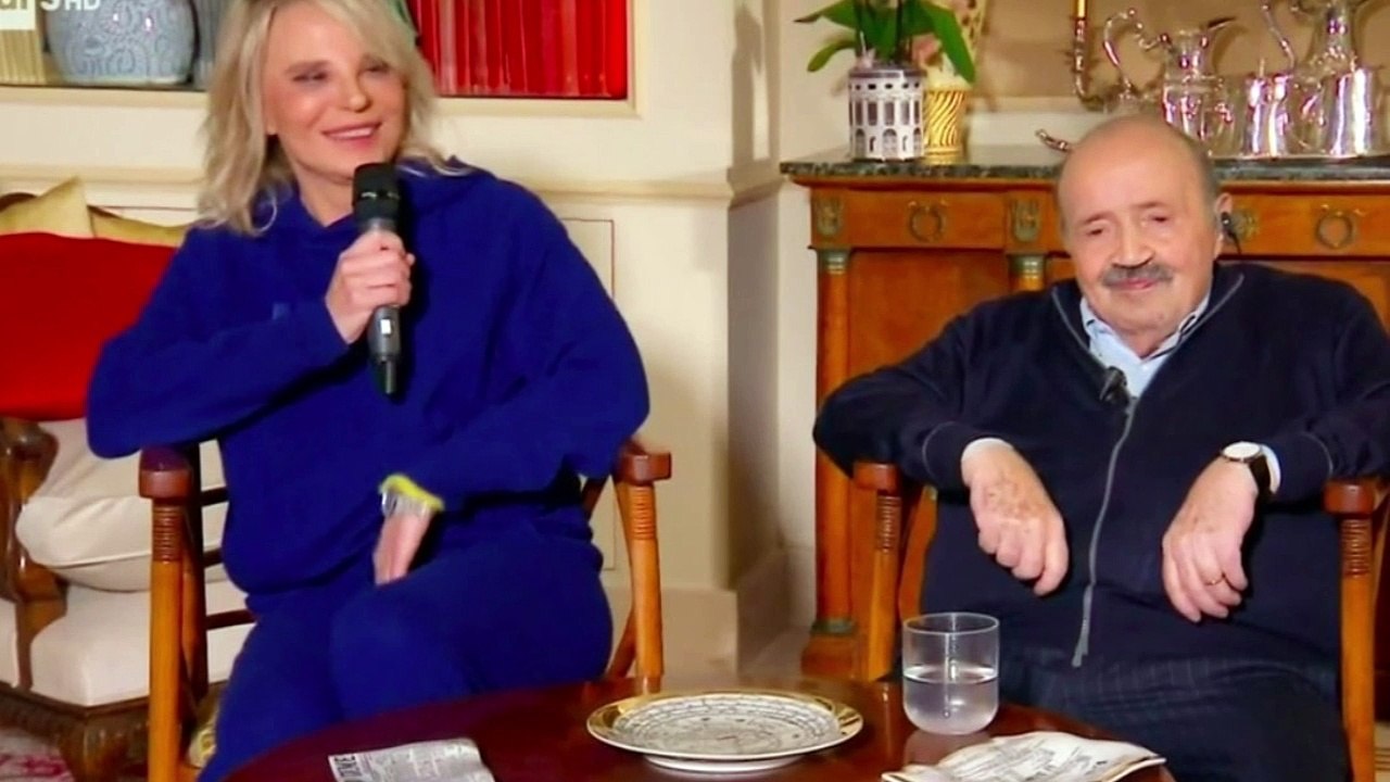 Maurizio Costanzo in tv con Maria De Filippi il pubblico nota subito il problema