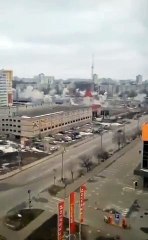Vídeo demonstra várias explosões em edifícios residenciais em Kharkiv