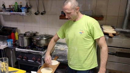 Türk aşçı, sığınakta Ukraynalı askerler için yemek yapıyor