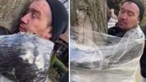 Ukraynalılar yakaladıkları yağmacı Rus vatandaşını streç filmle ağaca bağladı