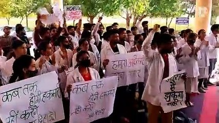 आयुर्वेद विवि में छात्रों का प्रदर्शन