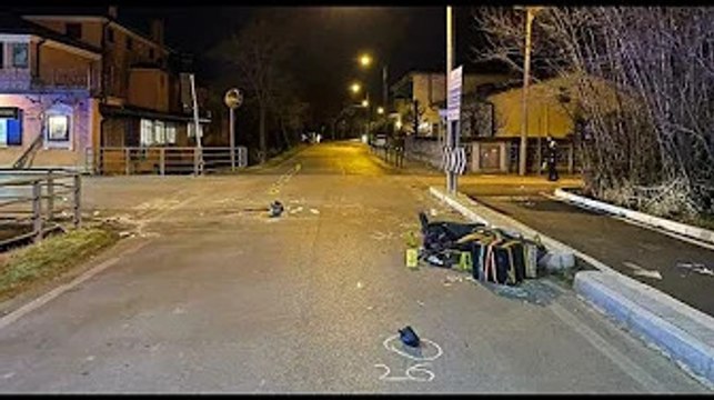 Schianto fra uno scooter speedypizza e un'auto: grave un ragazzo di 21 anni, operato nella notte