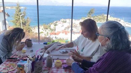 Hobi olarak başladığı seramik sanatını geliştiren kadın yaptığı ürünleri satıyor